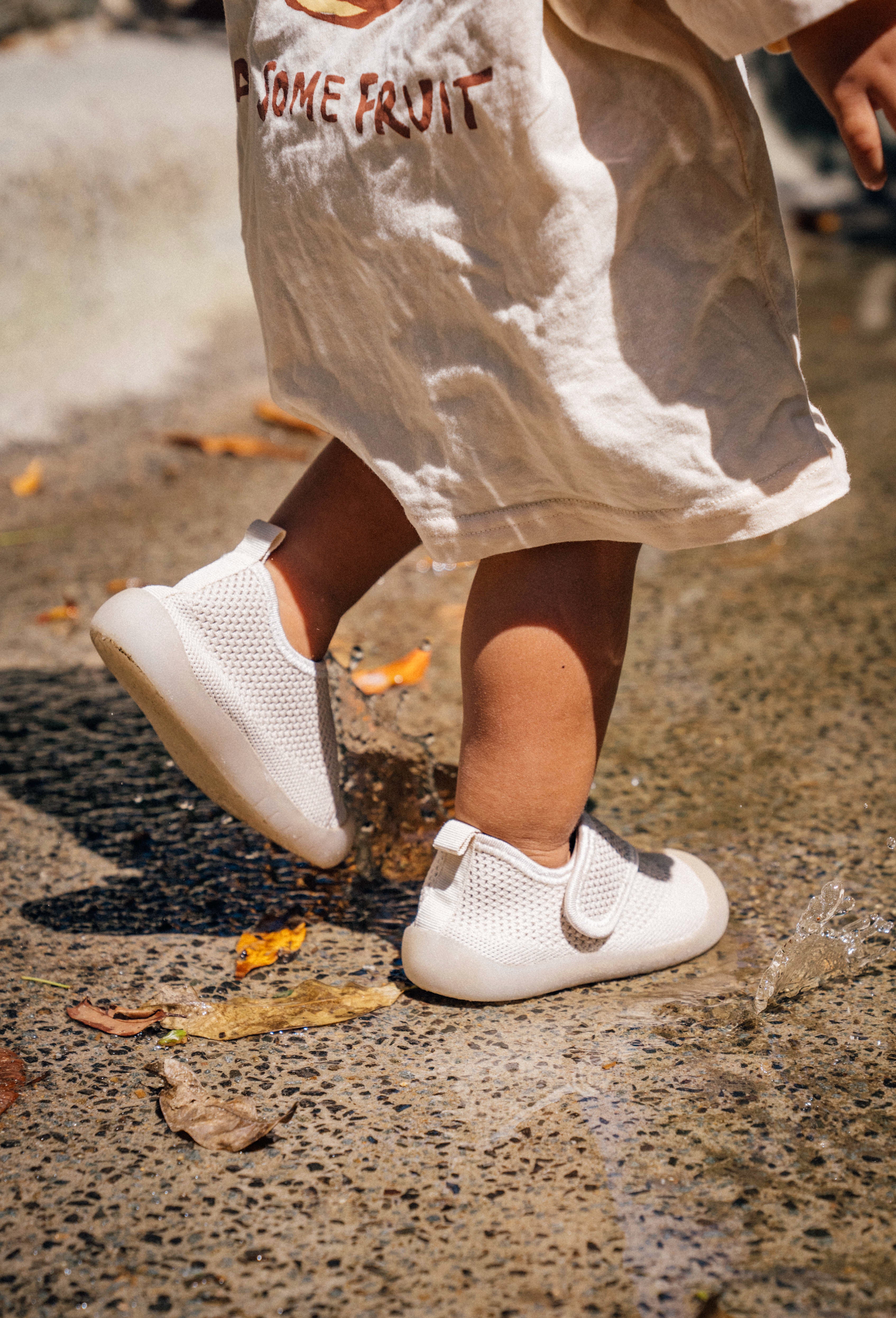 Child wearing a white shoes